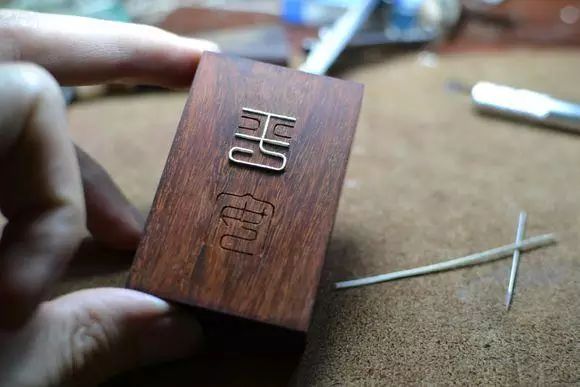 手工制作小叶紫檀镶银丝平安牌教程_镶银木牌_小叶紫檀镶银丝平安牌制作过程