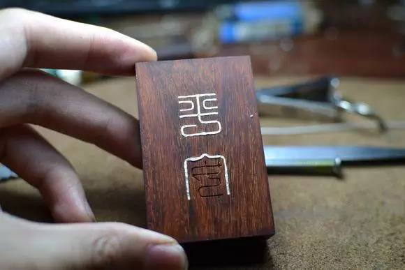 镶银木牌_小叶紫檀镶银丝平安牌制作过程_手工制作小叶紫檀镶银丝平安牌教程