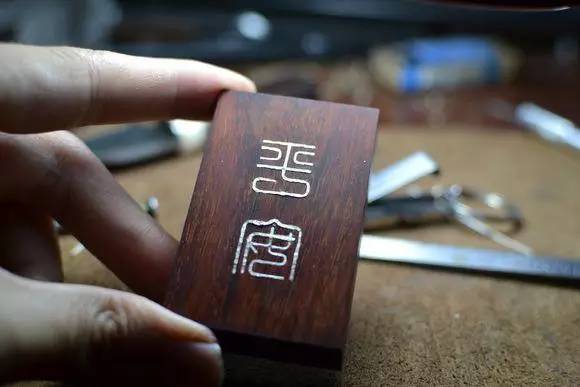 手工制作小叶紫檀镶银丝平安牌教程_小叶紫檀镶银丝平安牌制作过程_镶银木牌