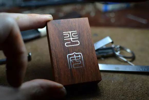 小叶紫檀镶银丝平安牌制作过程_镶银木牌_手工制作小叶紫檀镶银丝平安牌教程