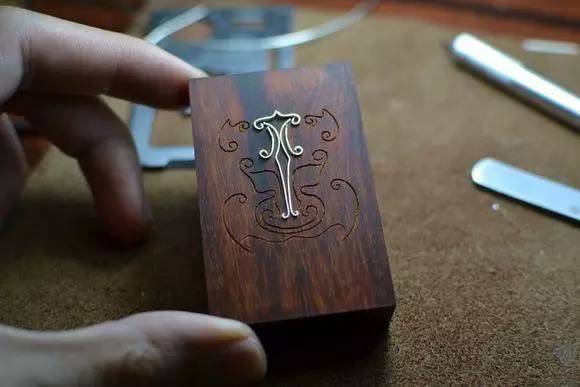 镶银木牌_手工制作小叶紫檀镶银丝平安牌教程_小叶紫檀镶银丝平安牌制作过程