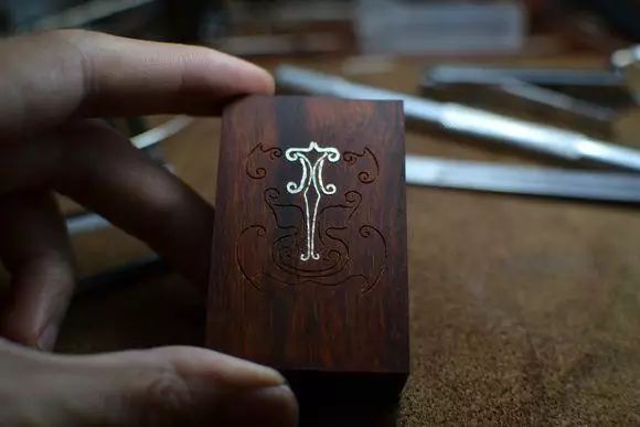 小叶紫檀镶银丝平安牌制作过程_镶银木牌_手工制作小叶紫檀镶银丝平安牌教程