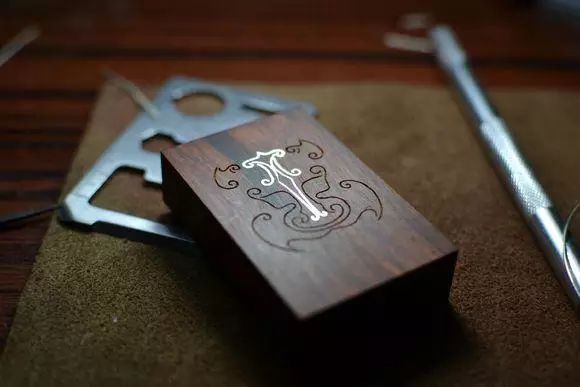 手工制作小叶紫檀镶银丝平安牌教程_镶银木牌_小叶紫檀镶银丝平安牌制作过程