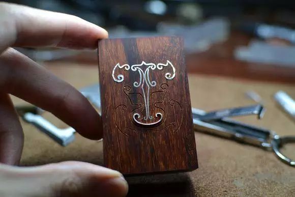 小叶紫檀镶银丝平安牌制作过程_镶银木牌_手工制作小叶紫檀镶银丝平安牌教程