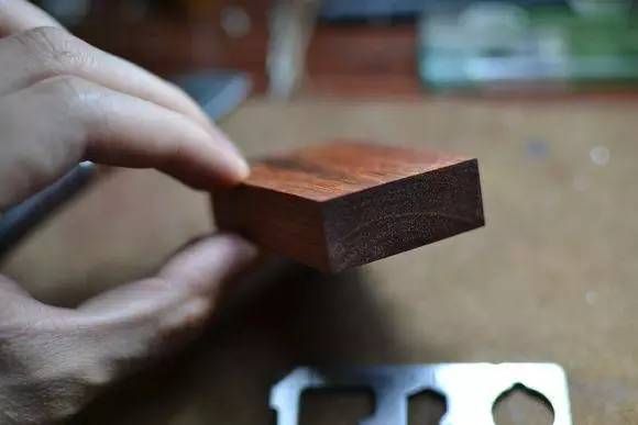 镶银木牌_小叶紫檀镶银丝平安牌制作过程_手工制作小叶紫檀镶银丝平安牌教程