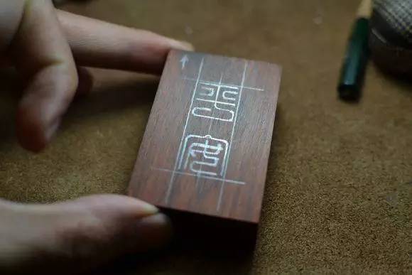 镶银木牌_手工制作小叶紫檀镶银丝平安牌教程_小叶紫檀镶银丝平安牌制作过程
