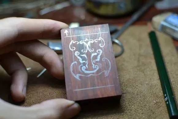手工制作小叶紫檀镶银丝平安牌教程_镶银木牌_小叶紫檀镶银丝平安牌制作过程