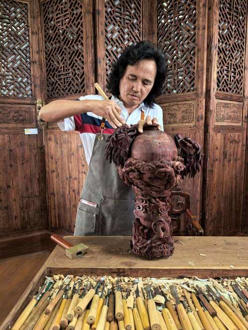 东阳木雕传承与创新_东阳木雕市场回暖分析_木雕艺术的文化传承