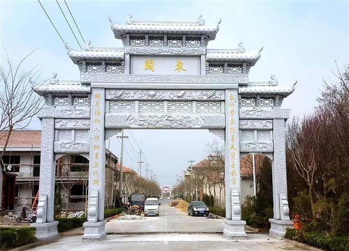农村门头牌匾图片大全_村口石雕牌坊造型选择要点_村口牌坊主流款式与适配场景