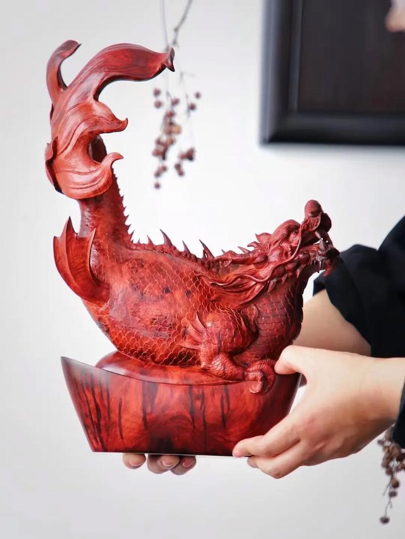 贵州90后退伍军人木工技艺_手工彩绘木雕小鱼_木头雕刻摆件