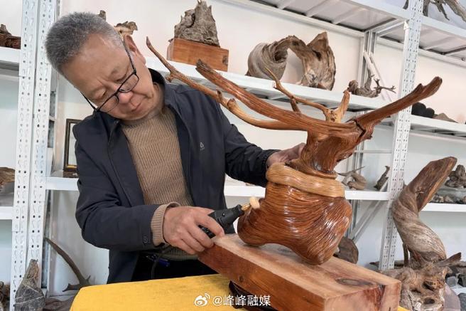 手工彩绘木雕小鱼_贵州90后退伍军人木工技艺_木头雕刻摆件