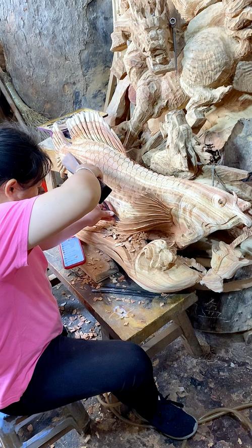 木头雕刻摆件_手工彩绘木雕小鱼_贵州90后退伍军人木工技艺