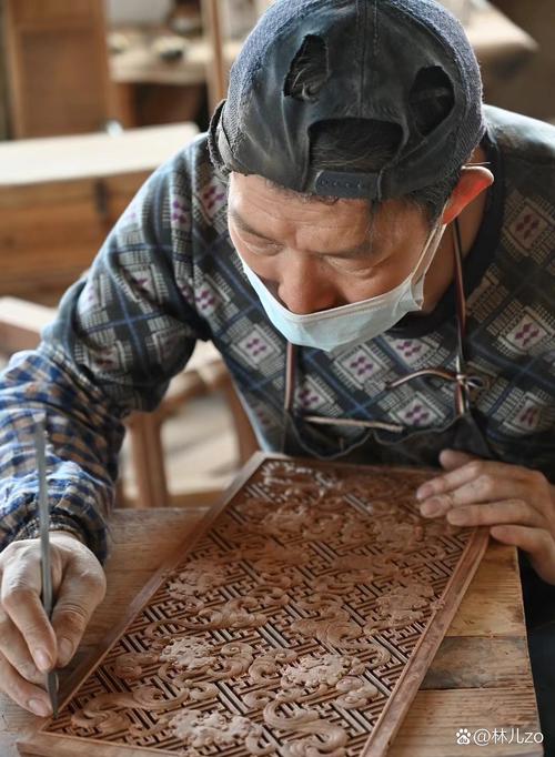 贵州90后退伍军人木工技艺_手工彩绘木雕小鱼_木头雕刻摆件