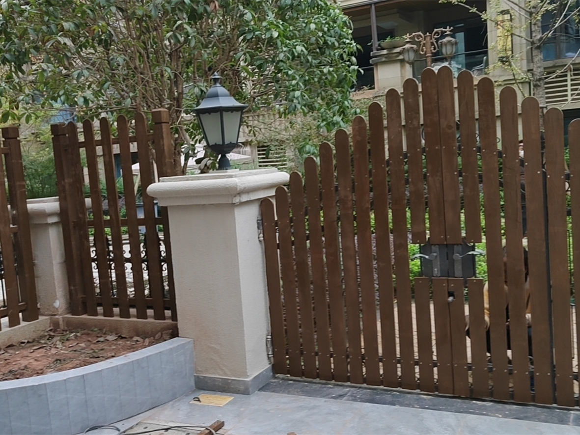 选择防腐木需综合考虑多方面因素