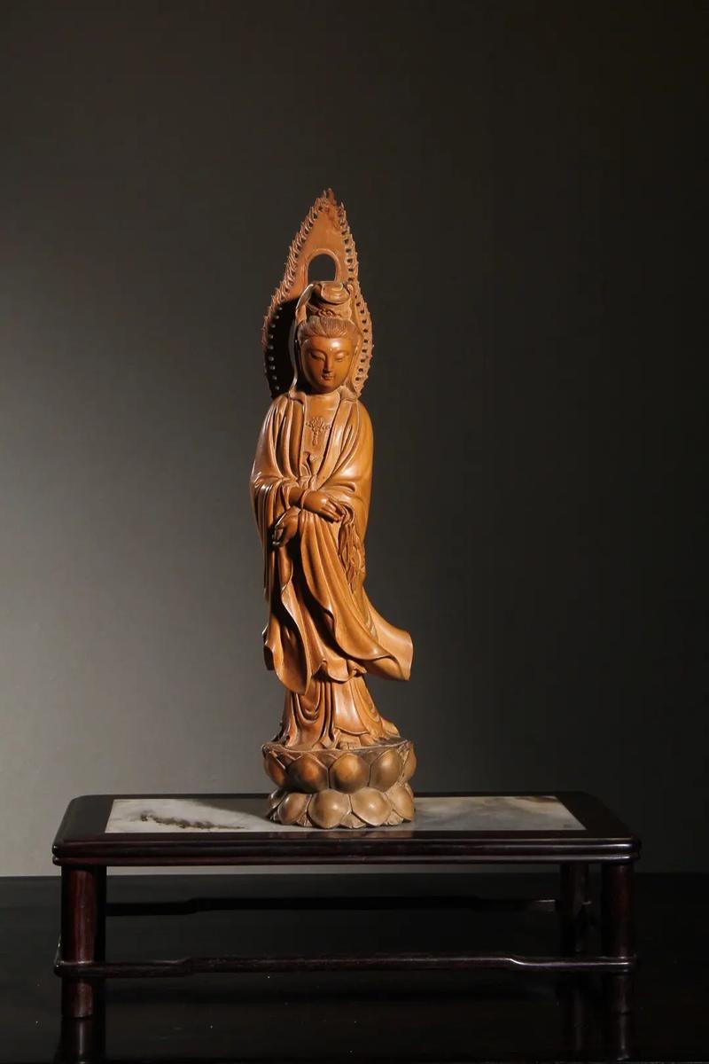 木雕工艺品_中国工艺美术大师郑春辉清明上河图木雕_中国国家博物馆彩绘木雕观音菩萨坐像